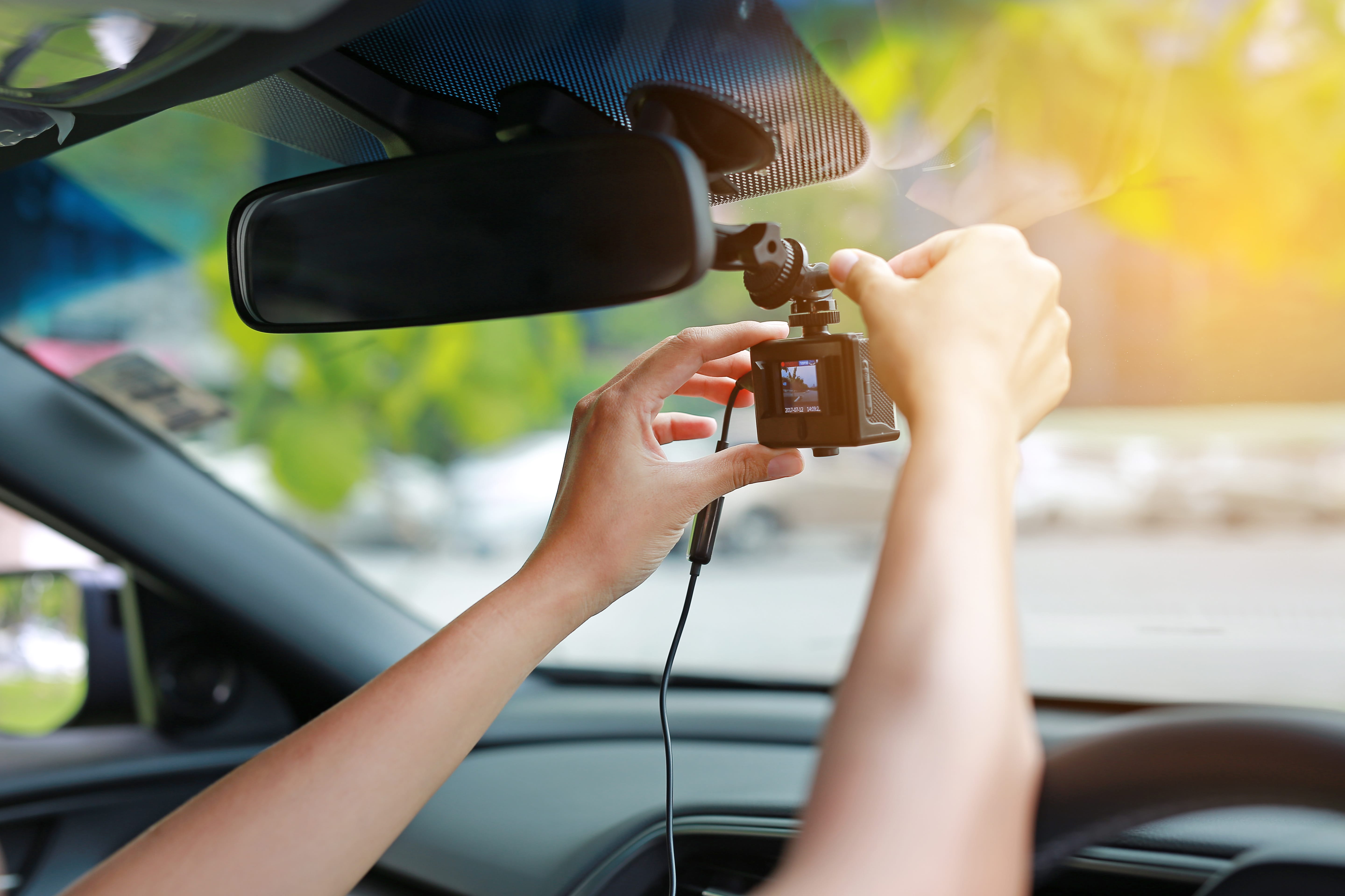 Installation of a dash cam directly behind the car's rear-view mirror